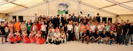 Skupinska fotografija nemške delegacije s Folklorno skupino Vidovo iz Šentvida